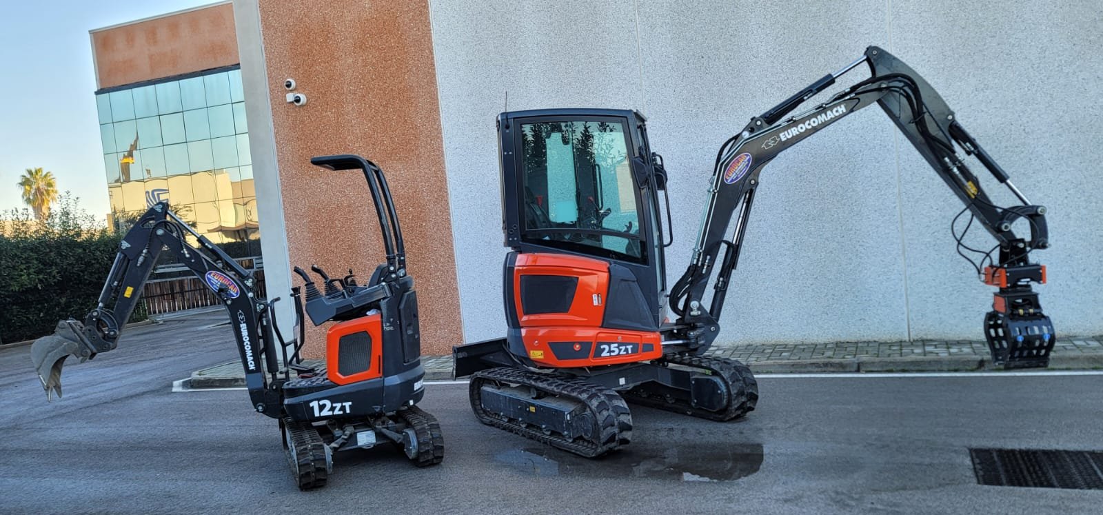 Mezzi posizionati in cantiere ferroviario