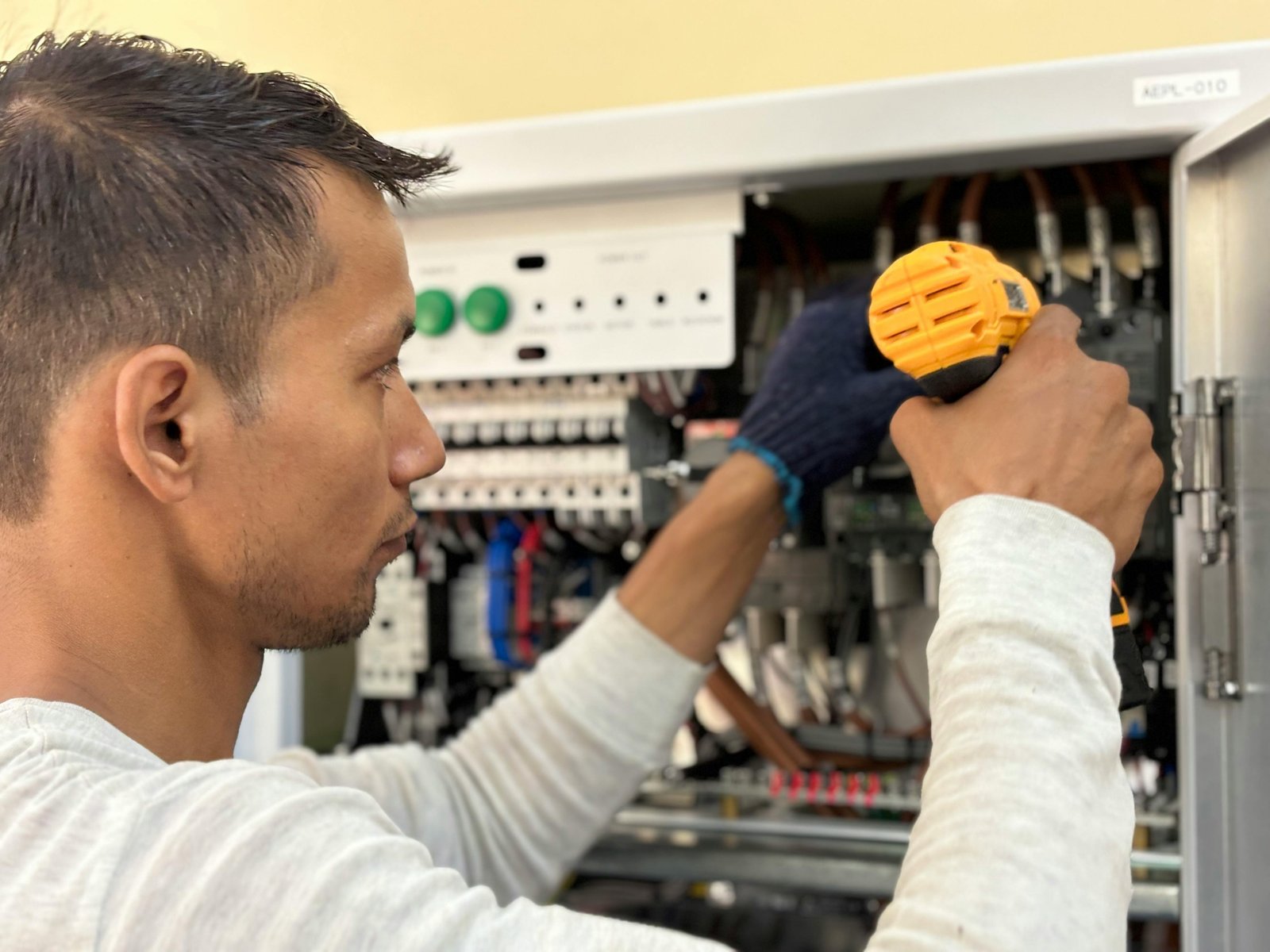 Personale al lavoro su impianti elettrici
